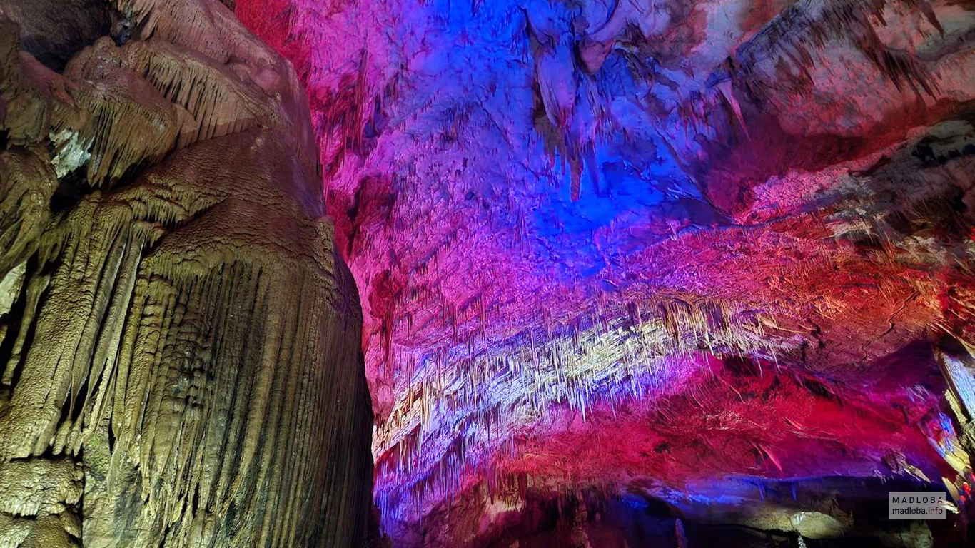 Яркая подсветка потолка в пещере Прометея