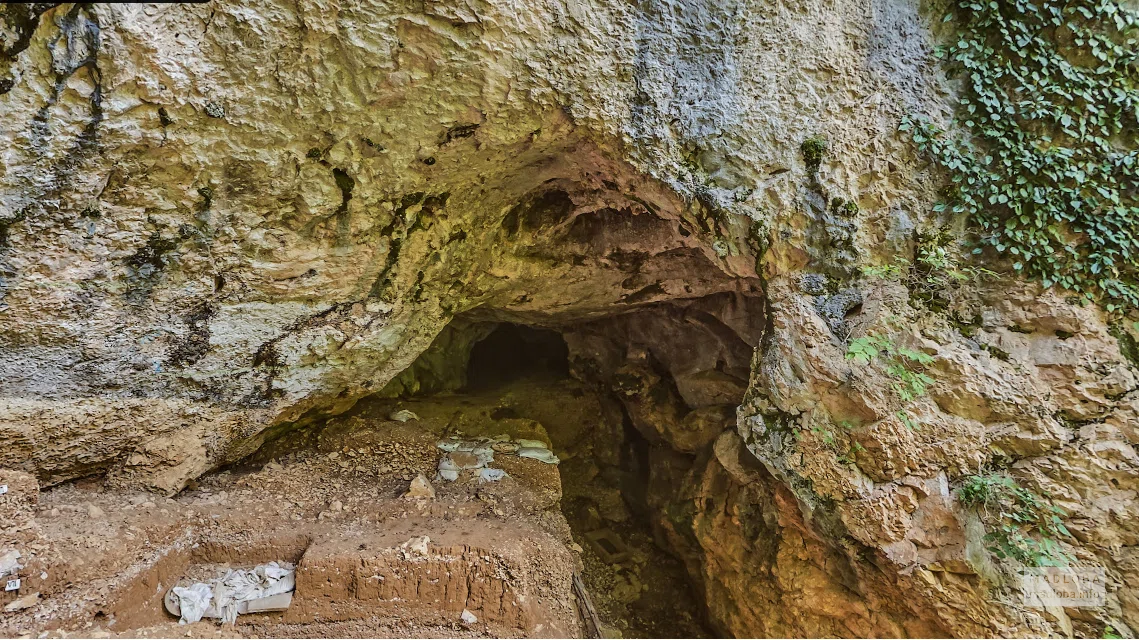 Незаметный вход в пещеру Цуцхвати