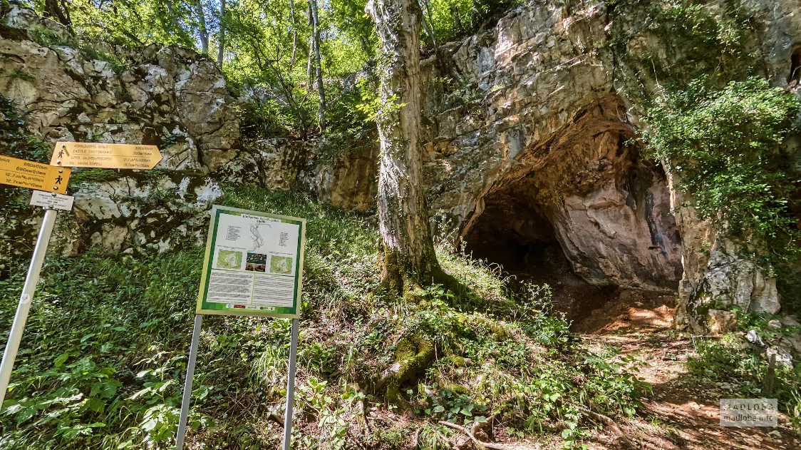 Туристические указатели у пещеры Цуцхвати