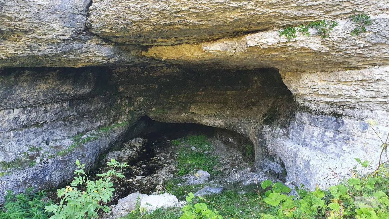 Низкий проход в пещеру Ушолта