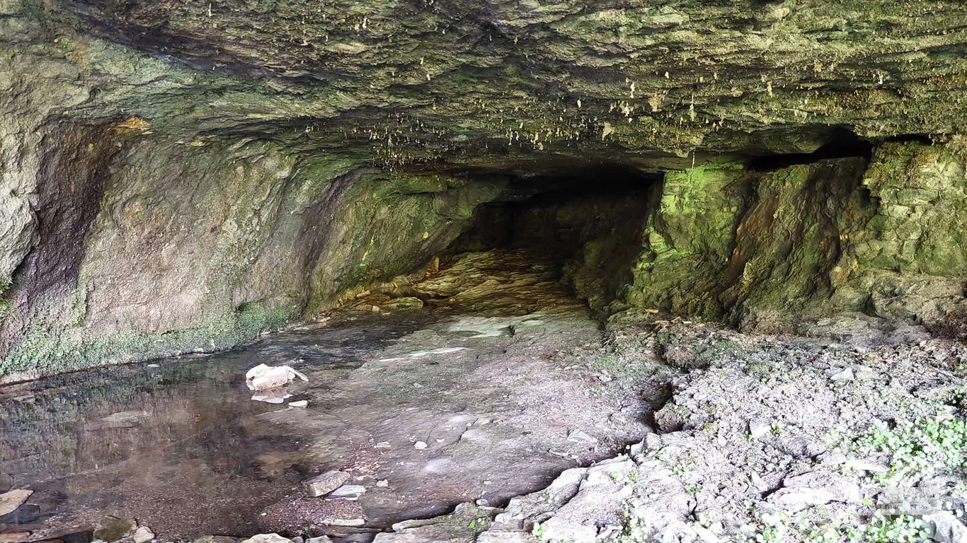 Река на входе в пещеру Ушолта