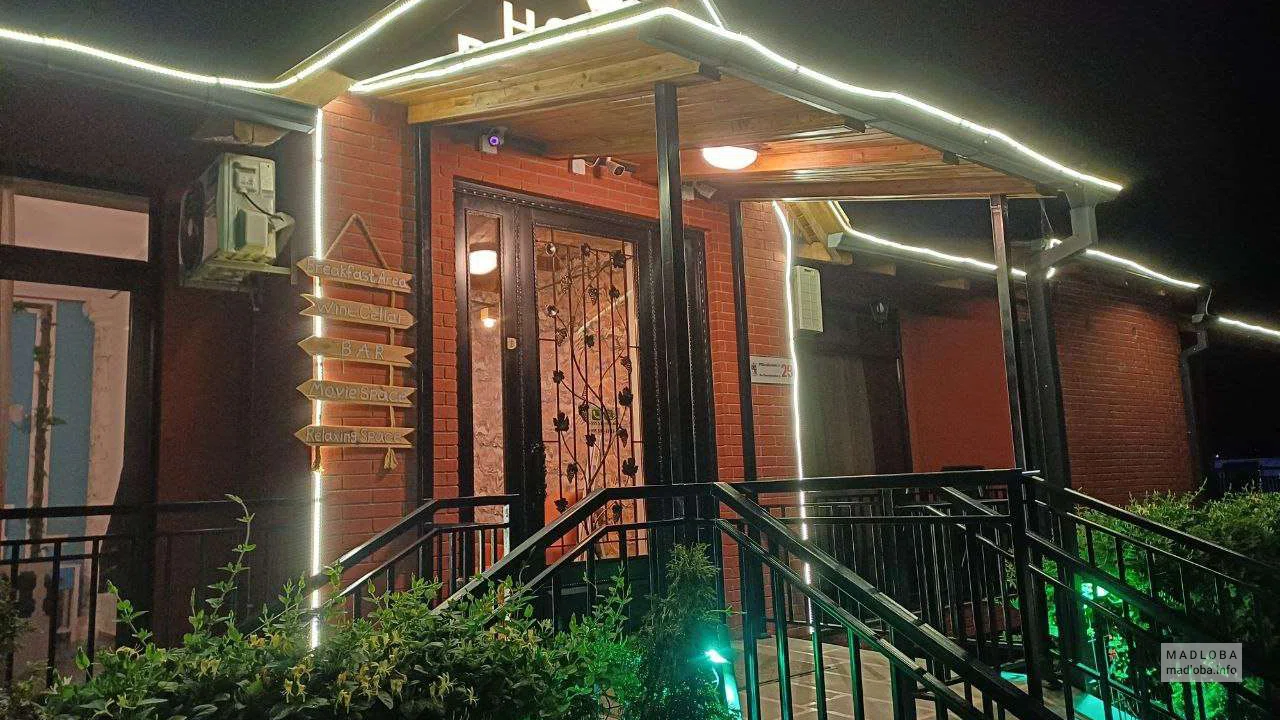 Вход в отель Pesvebi Design Hotel and cellar