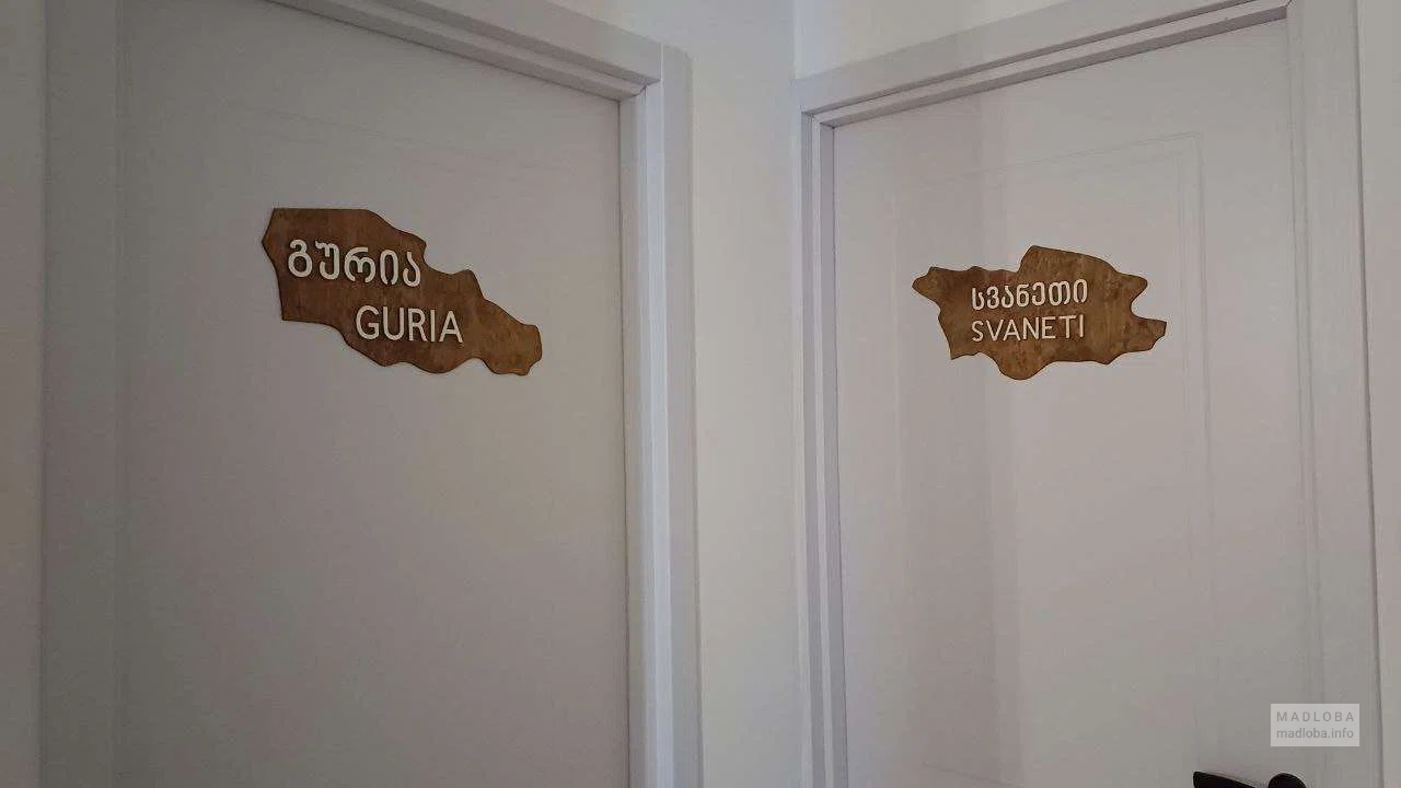 Таблички областей Грузии на дверях отеля Pesvebi Design Hotel and cellar