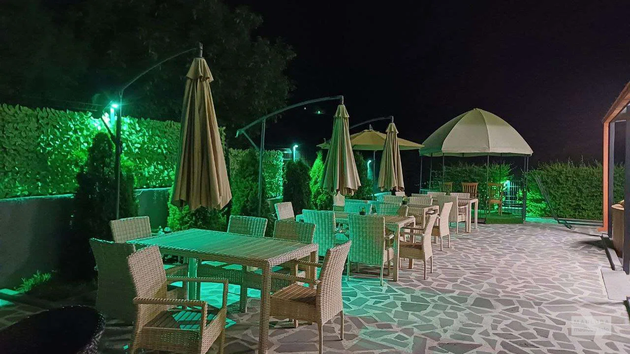 Столики во дворе отеля Pesvebi Design