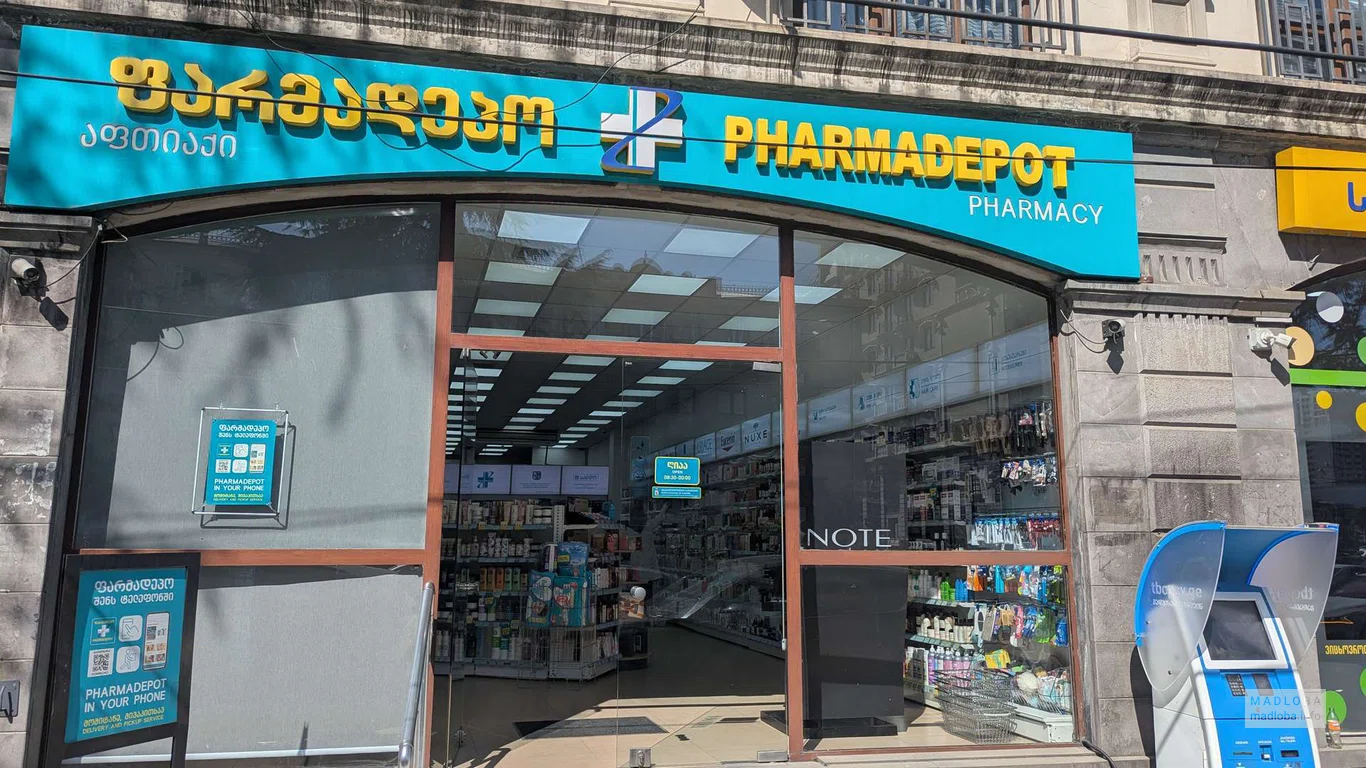 Вход в аптеку Pharmadepot в Батуми