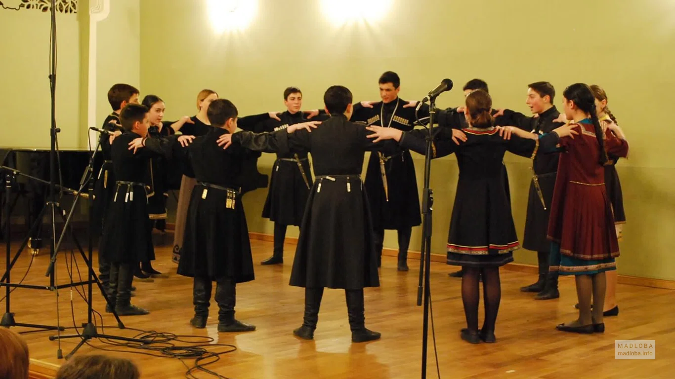 Репетиция танцевального коллектива Folk music group Pherkhisa