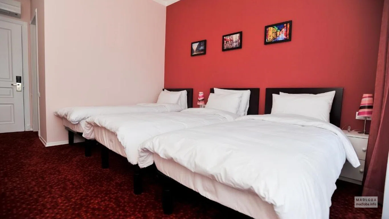 Кровати в номере отеля Пьяцца Четыре Цвета