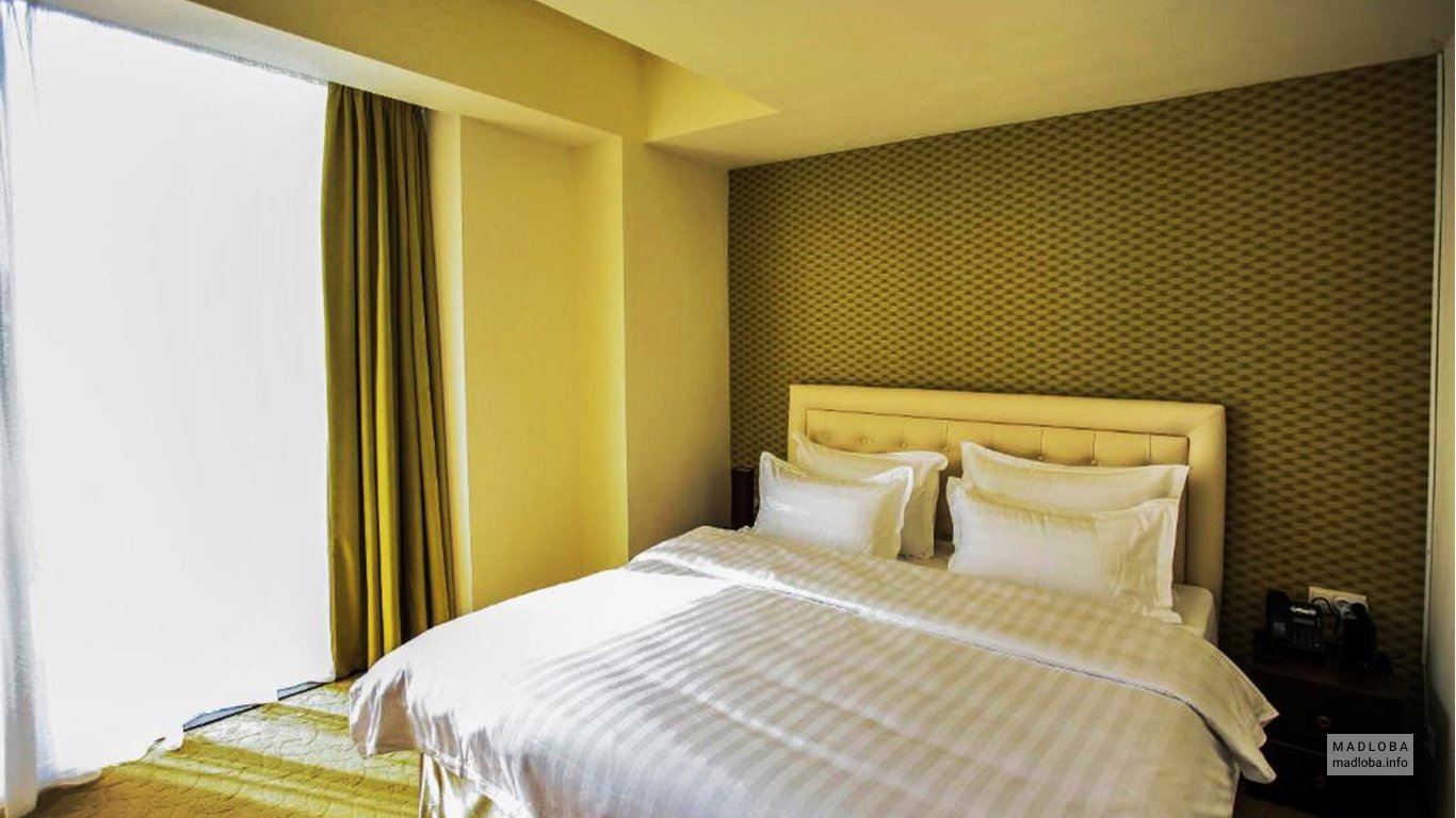 Кровать в номере гостиницы Пиримзе