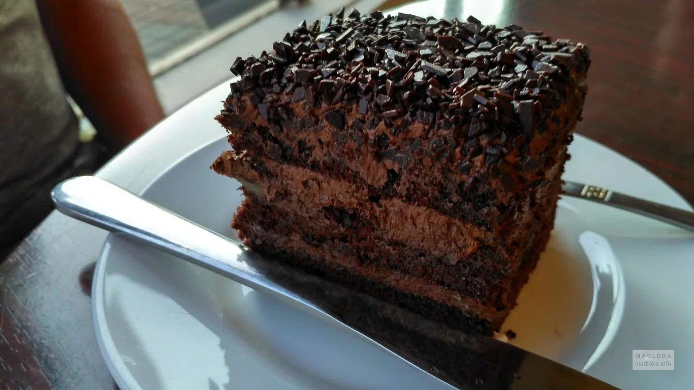 Шоколадный торт в кафе Пироженое