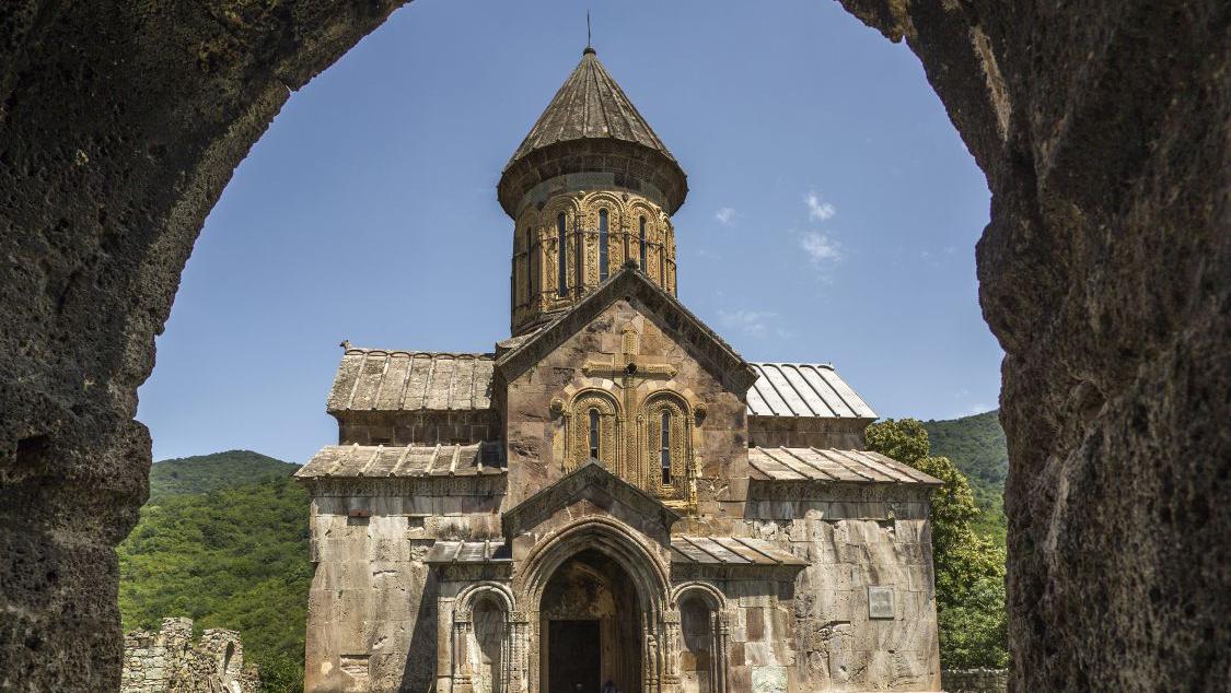 Вид из арки на монастырь Питарети