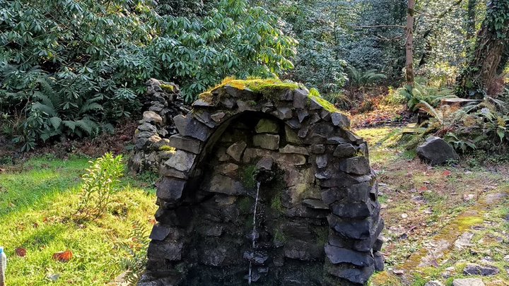 Питьевой фонтанчик в ботаническом саду возле этнографического уголка
