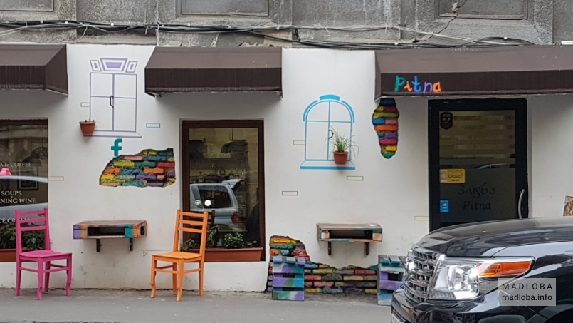 Фасад здания кафе «Pitna» в Тбилиси