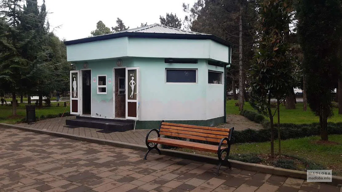 Платный туалет возле Батумского летнего театра