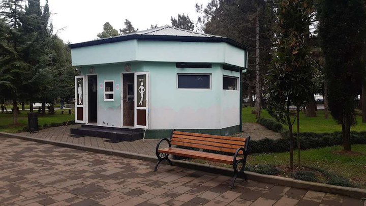 Платный туалет возле Батумского летнего театра