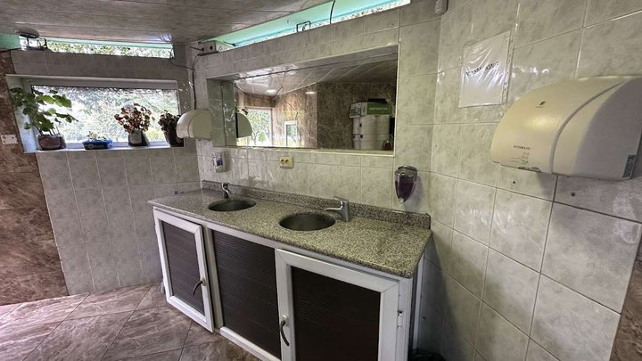 Платный туалет возле Батумского летнего театра