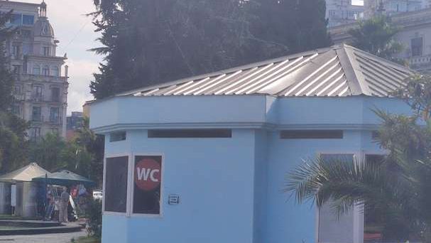 Платный туалет возле морского порта