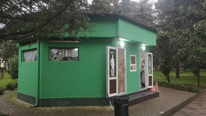 Платный туалет возле Батумского летнего театра