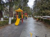 Детская площадка и парк на берегу реки Кура