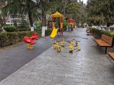 Детская площадка и парк на берегу реки Кура