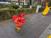 Детская площадка и парк на берегу реки Кура