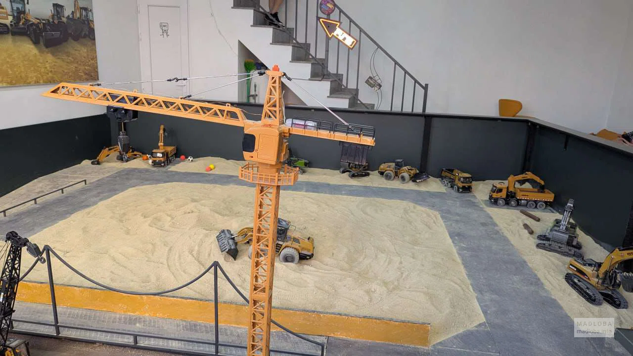 Play World Batumi — радиоуправляемые строительные машины