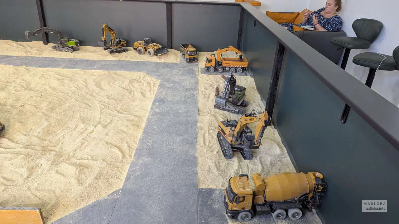 Play World Batumi — радиоуправляемые строительные машины