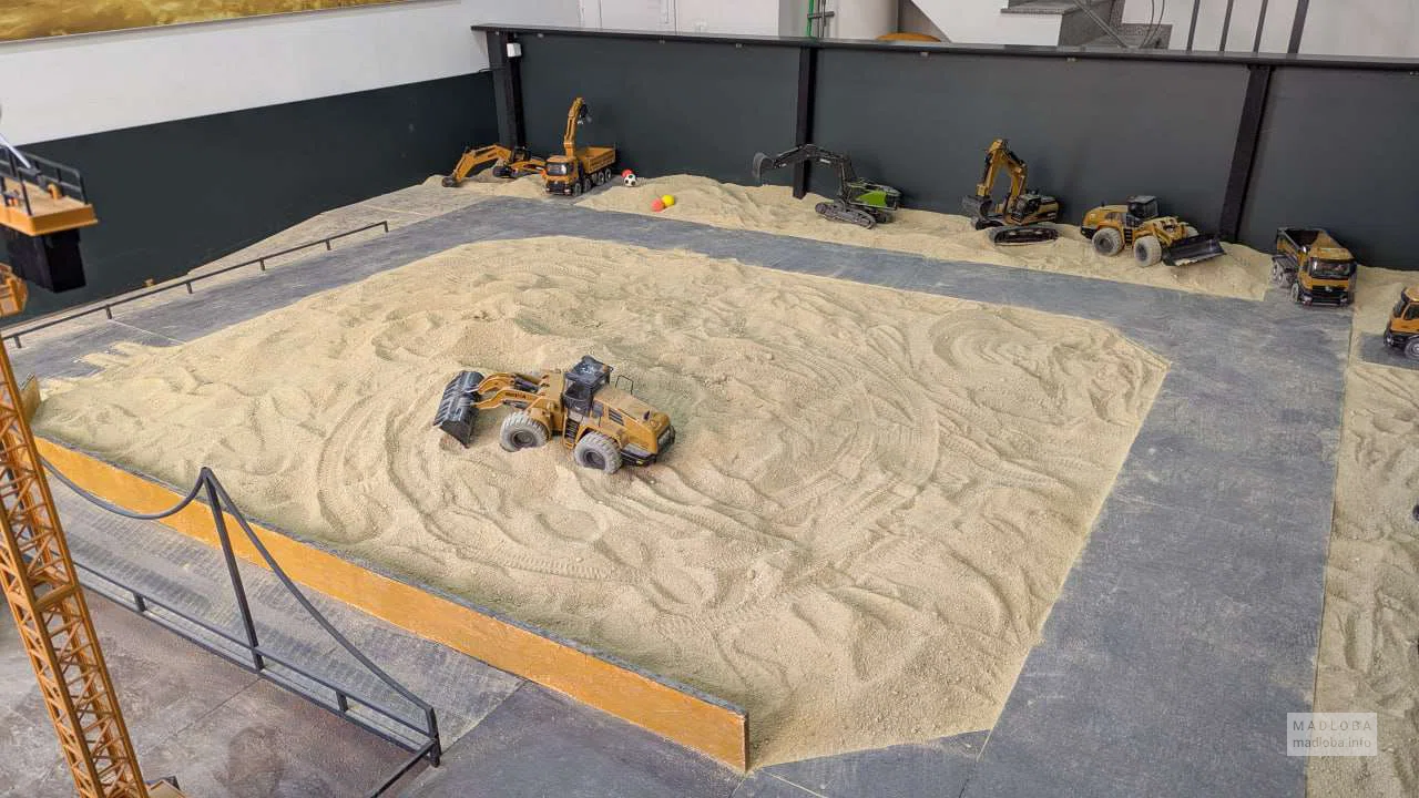 Песочница с машинками в Play World Batumi