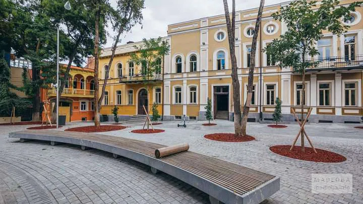 Сквер на Площади Ладо Гудиашвили