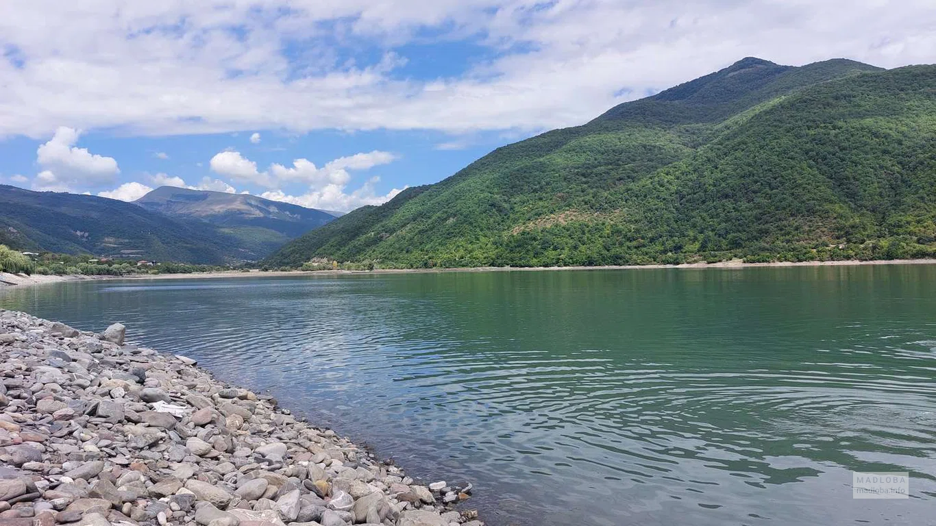 Пляж на берегу водохранилища Жинвали в Ананури