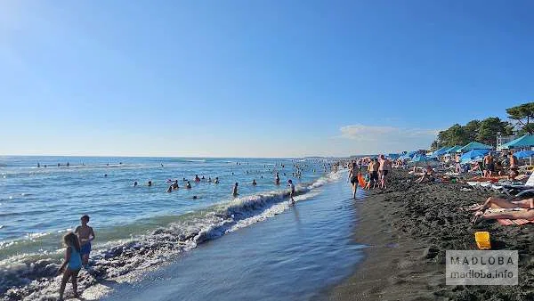 Пляж Шекветили — курорт с лечебным песком и тенистыми аллеями у моря