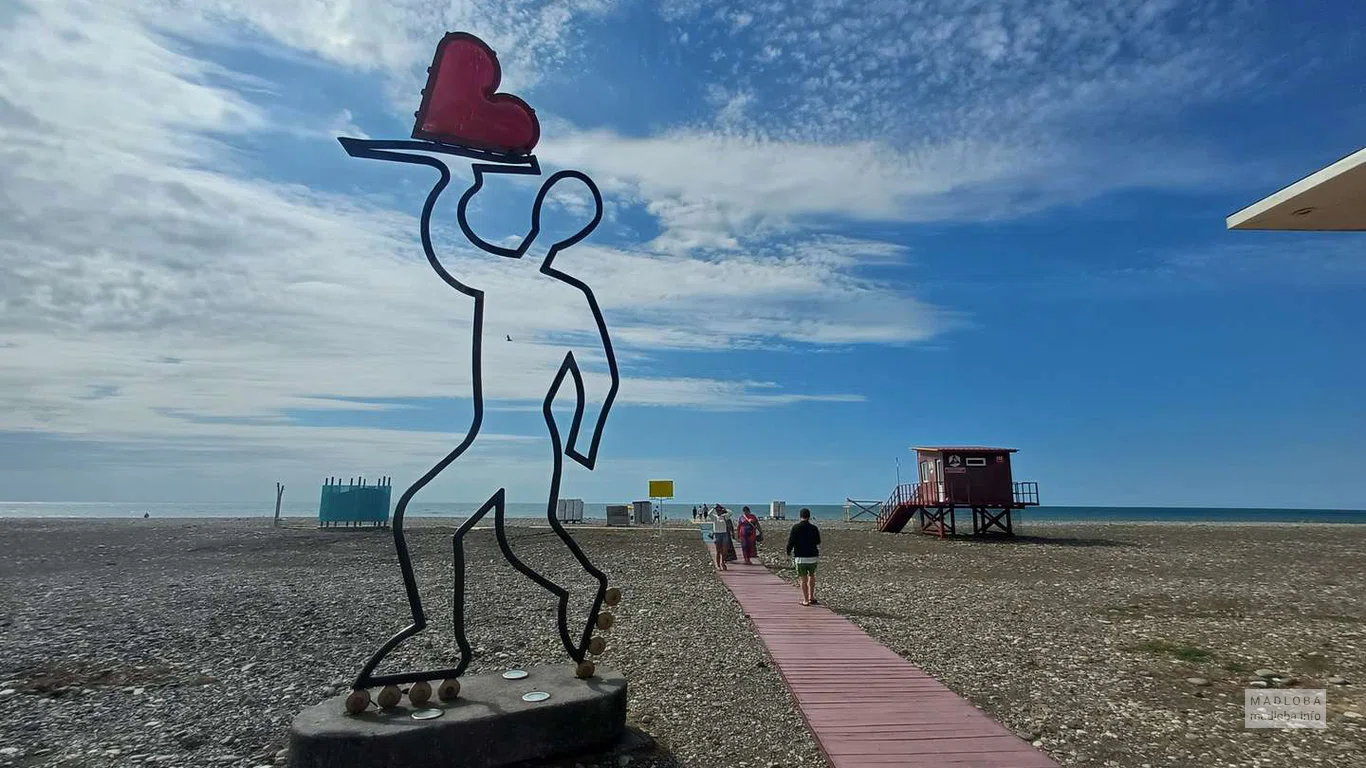 Доступный пляж для людей с ограниченными возможностями в Батуми (Скульптура с сердечком 3)