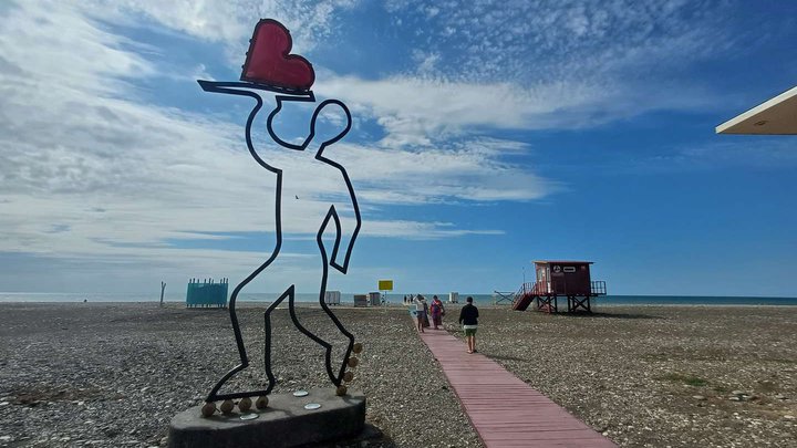 Доступный пляж для людей с ограниченными возможностями в Батуми (Скульптура с сердечком 3)