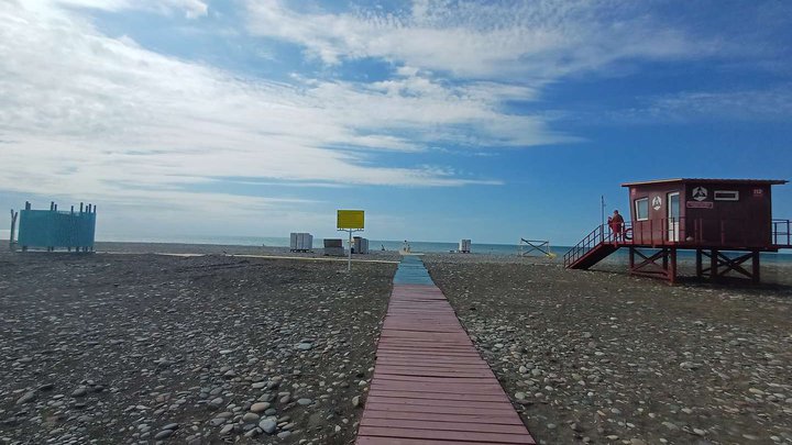 Доступный пляж для людей с ограниченными возможностями в Батуми (Скульптура с сердечком 3)