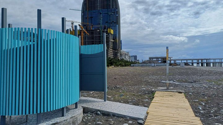 Доступный пляж для людей с ограниченными возможностями в Батуми (Скульптура с сердечком 3)