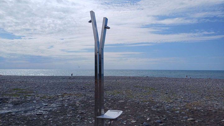 Доступный пляж для людей с ограниченными возможностями в Батуми (Скульптура с сердечком 3)