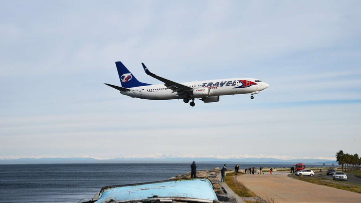 Beach at the airport (spotting area)