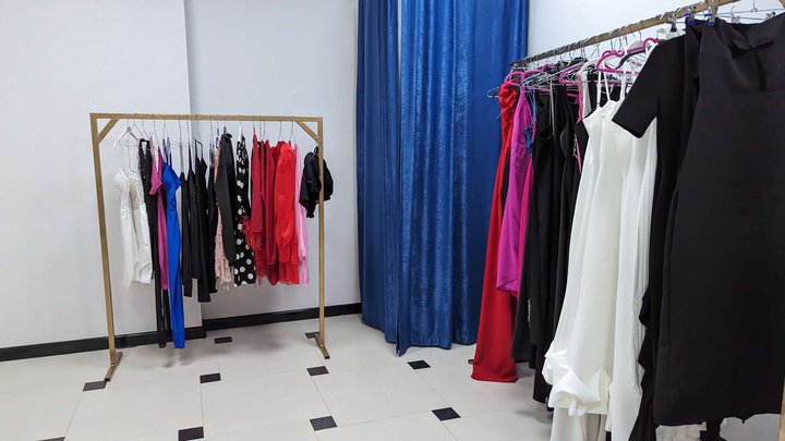 Purchase and selection of dresses (DS Mall)