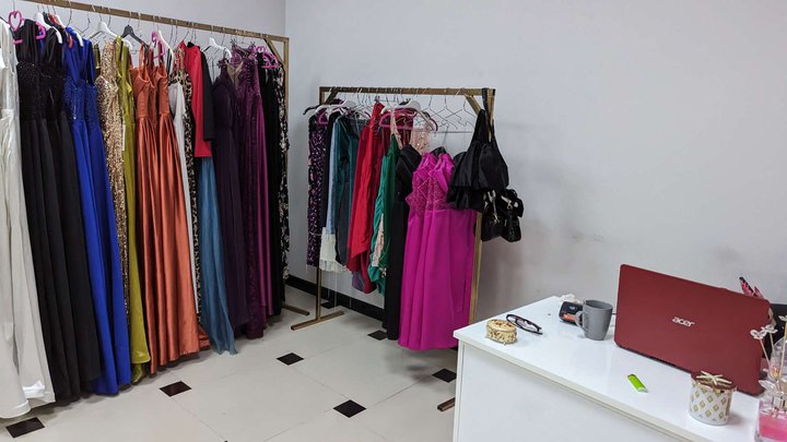 Purchase and selection of dresses (DS Mall)