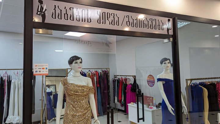 Purchase and selection of dresses (DS Mall)