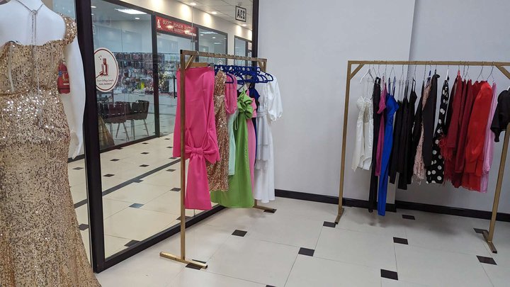 Purchase and selection of dresses (DS Mall)