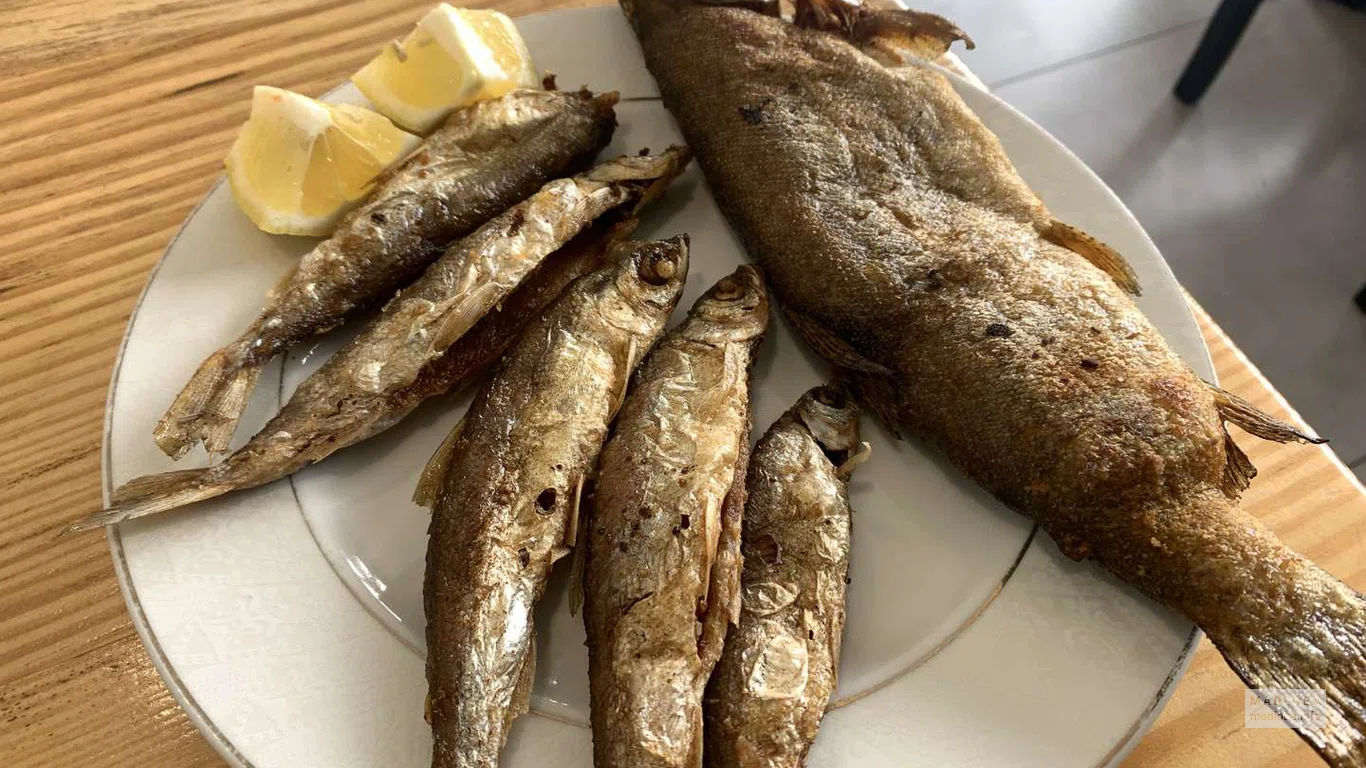 Подача жареной рыбы - Ресторан "Pontia"