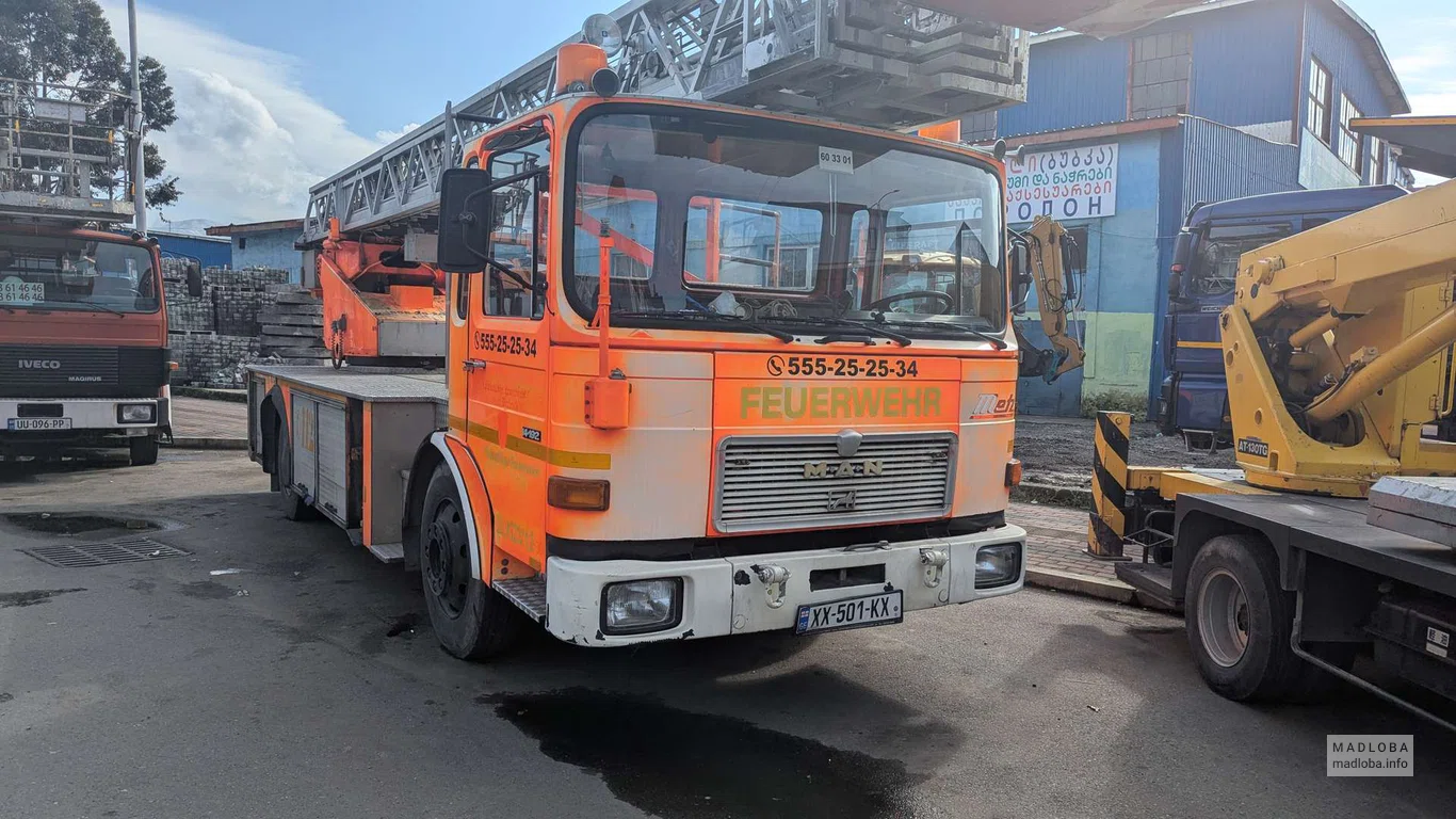 MAN Feuerwehr с выдвижной лестницей — спецтехника для тушения пожаров в Батуми