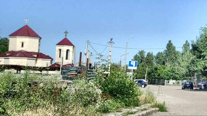 მართლმადიდებლური ტაძარი აკადემიკოს ზ. ცხაკაის სახელობის ინტერვენციული მედიცინის ეროვნული ცენტრის წინ