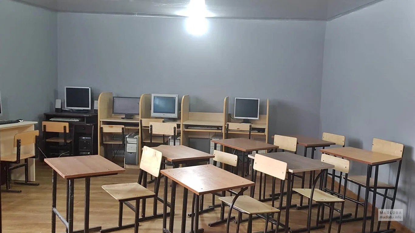 Парты школы Альбион в Тбилиси