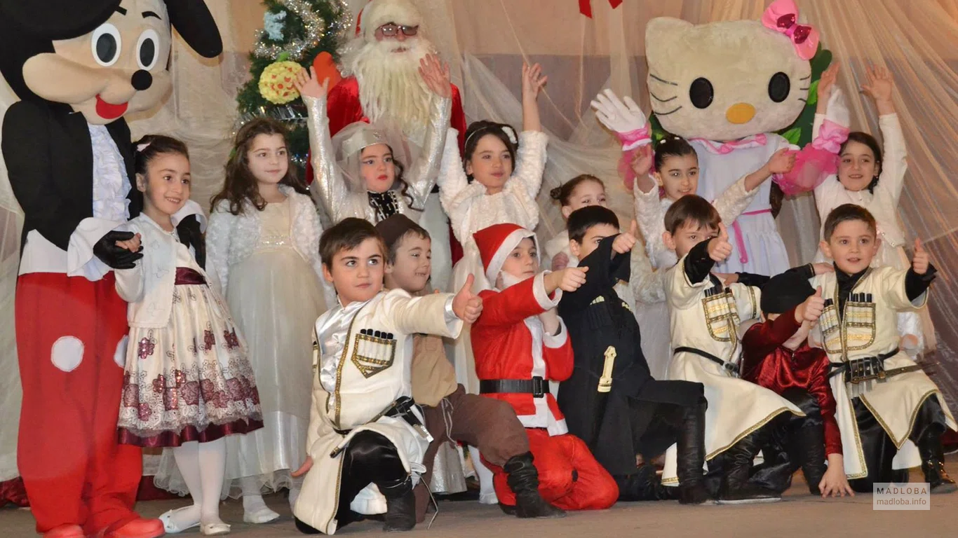 Дети на новогоднем празднике школа Альбион