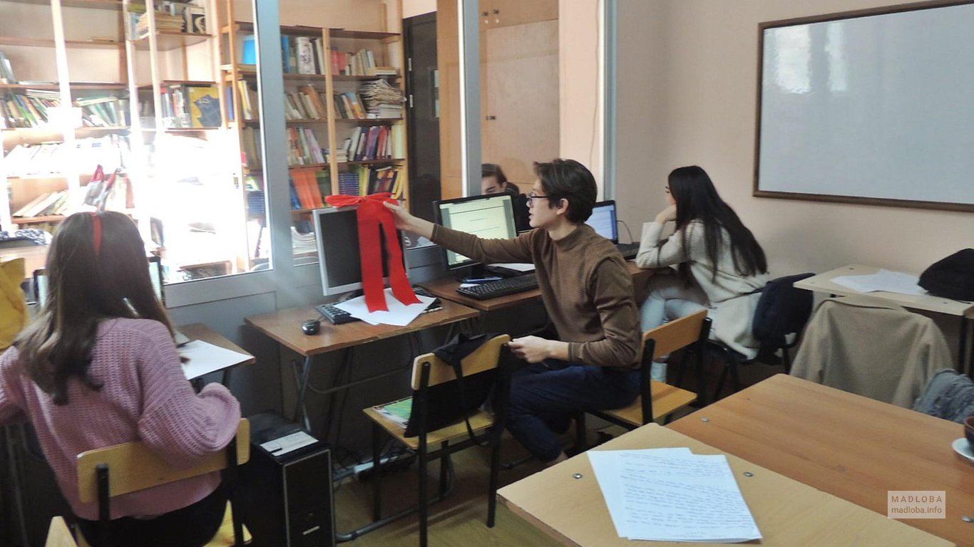 Компьютерный класс в частной школе Аиси