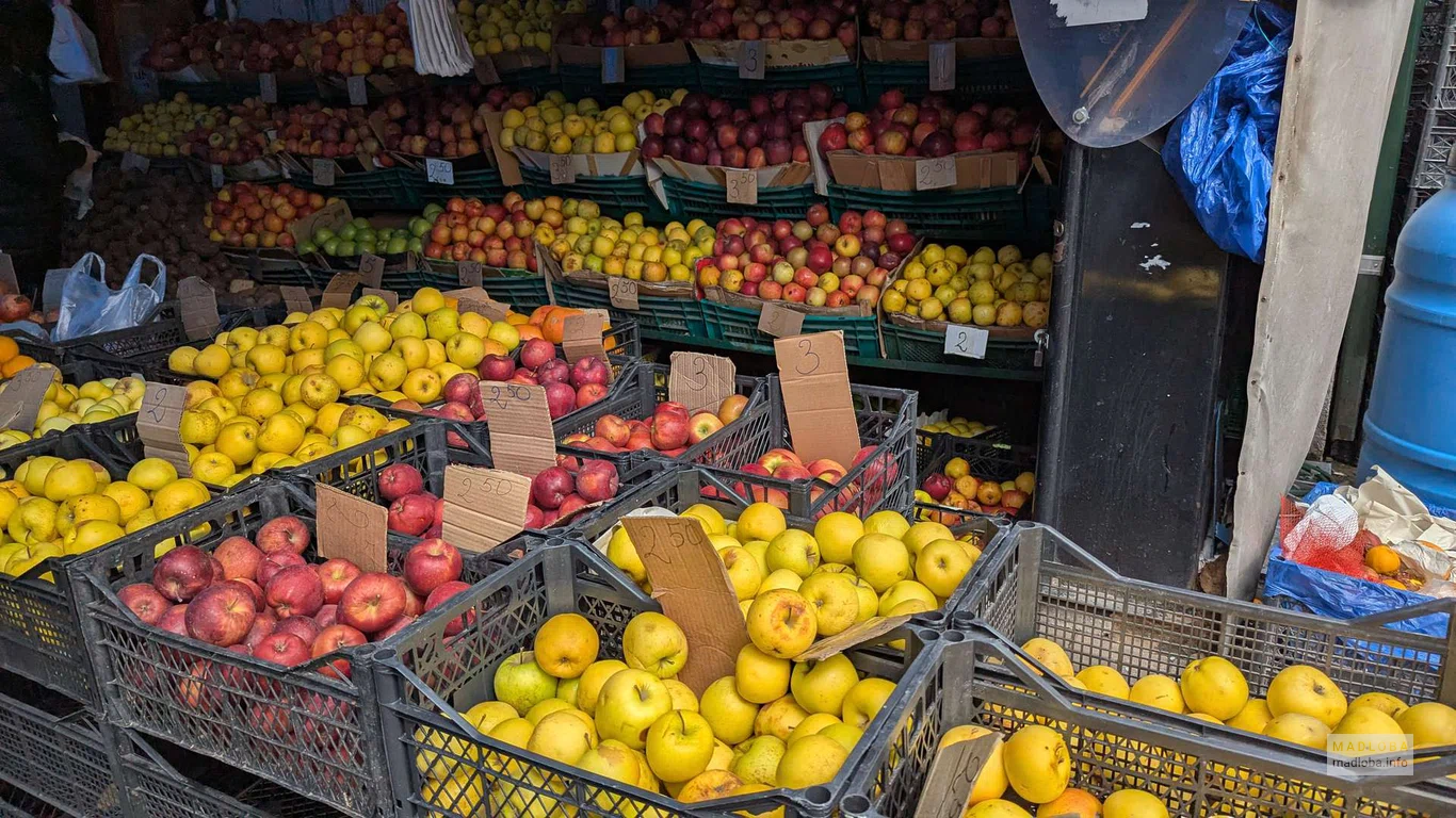 Фрукты в продуктовом магазине