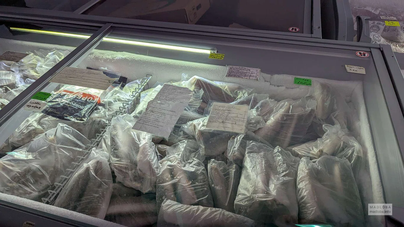 замороженная рыба в магазине продуктов