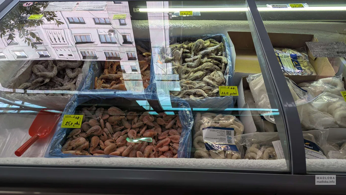 креветки и кальмары в магазине на улице Горгасали