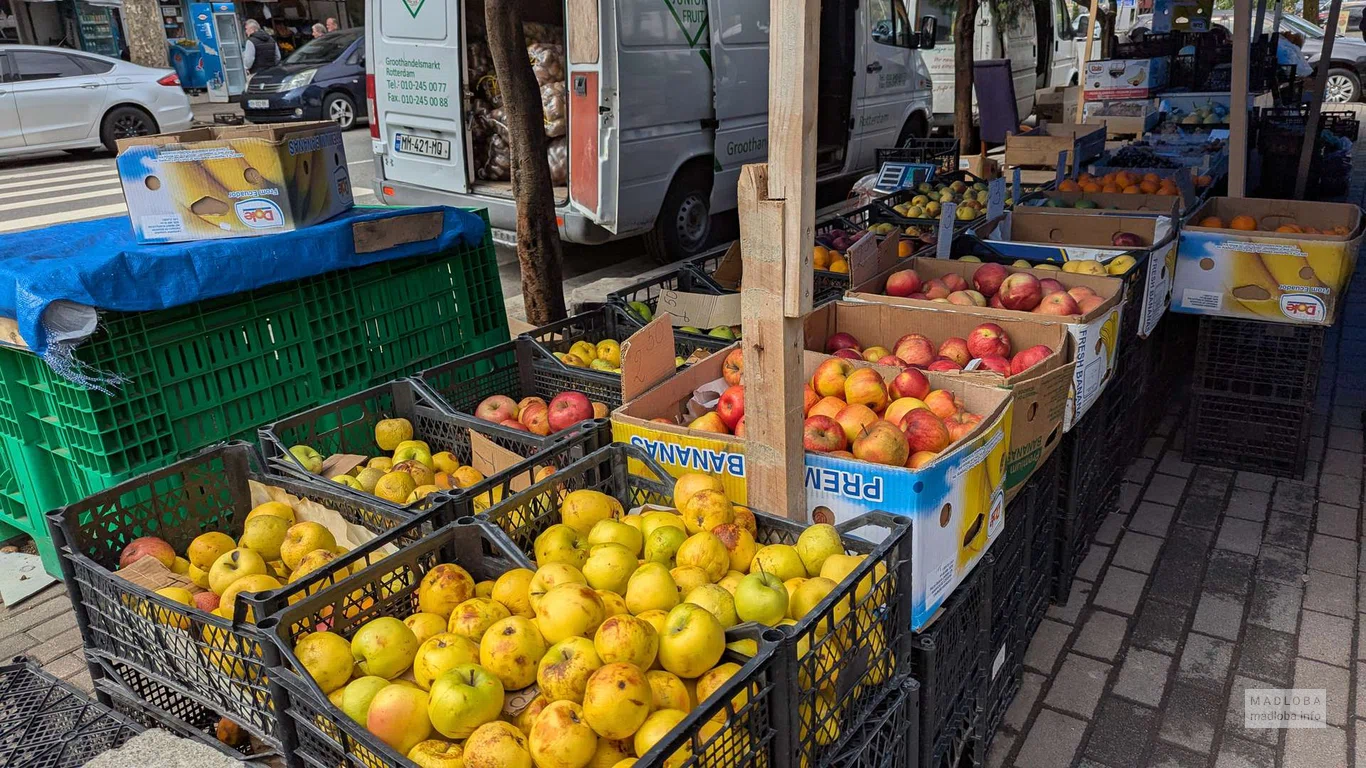 Большой выбор яблок в магазине